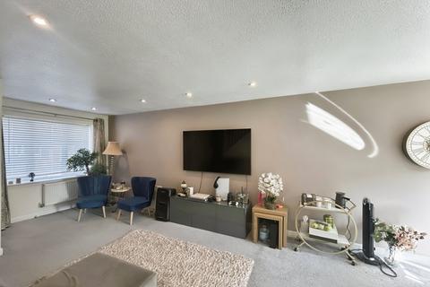 2 bedroom house to rent, Bloomfield Close, Cheadle SK8