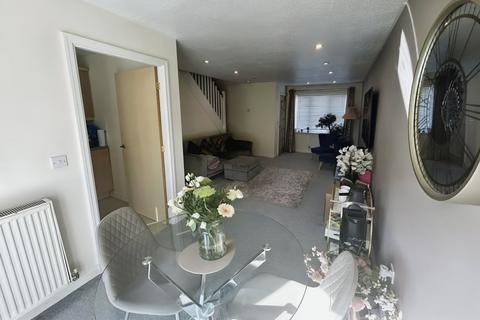 2 bedroom house to rent, Bloomfield Close, Cheadle SK8