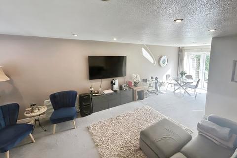 2 bedroom house to rent, Bloomfield Close, Cheadle SK8