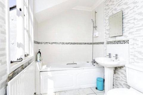 1 bedroom in a house share to rent, Royal Gate, Hampshire PO4