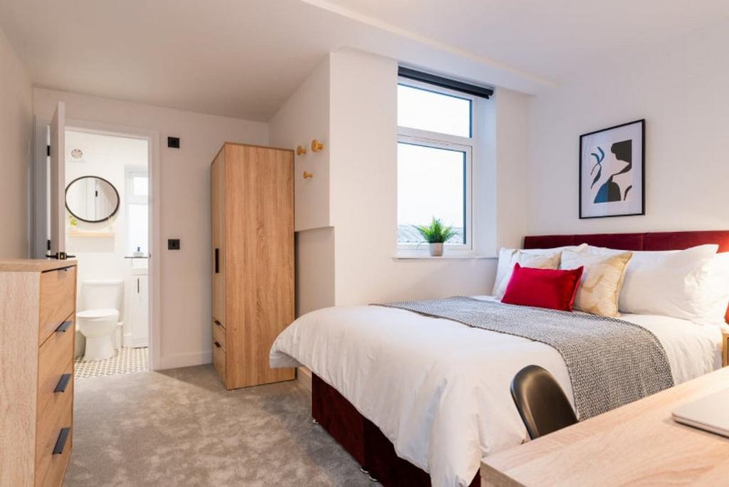 This beautifully designed double bedroom featur...