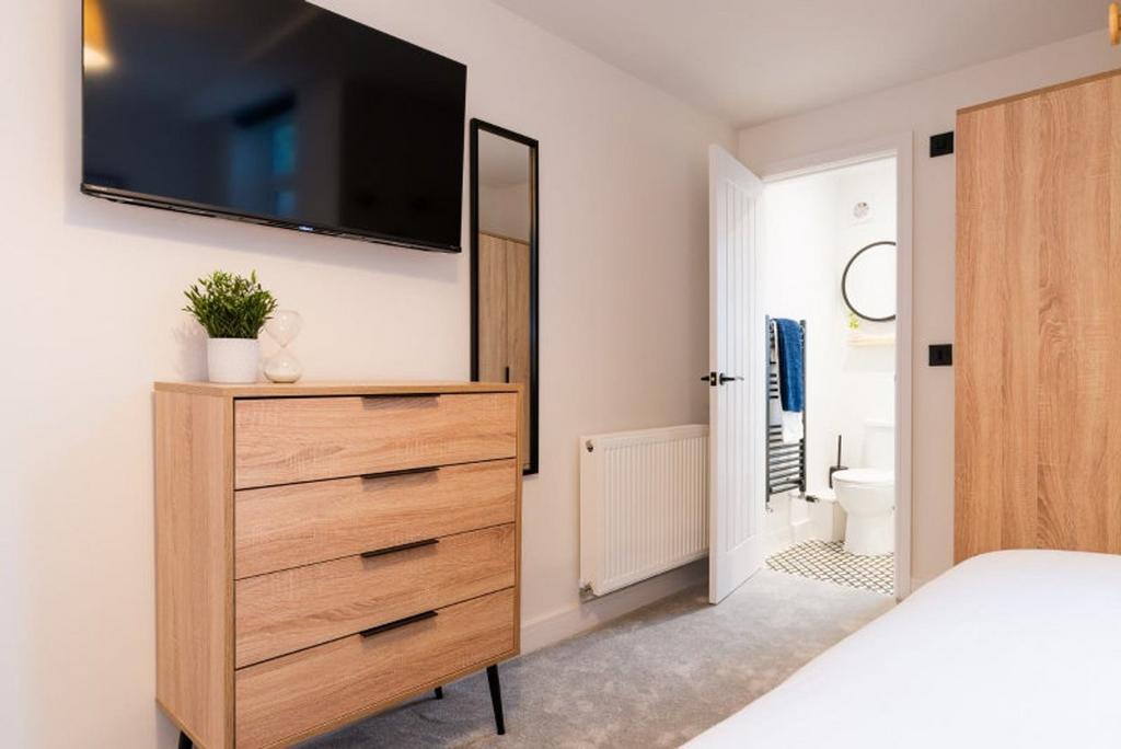 This inviting double bedroom features a stylish...