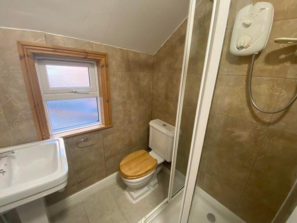 A clean and well-maintained bathroom featuring ...