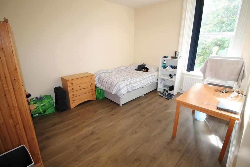 Bright and inviting double bedroom featuring am...