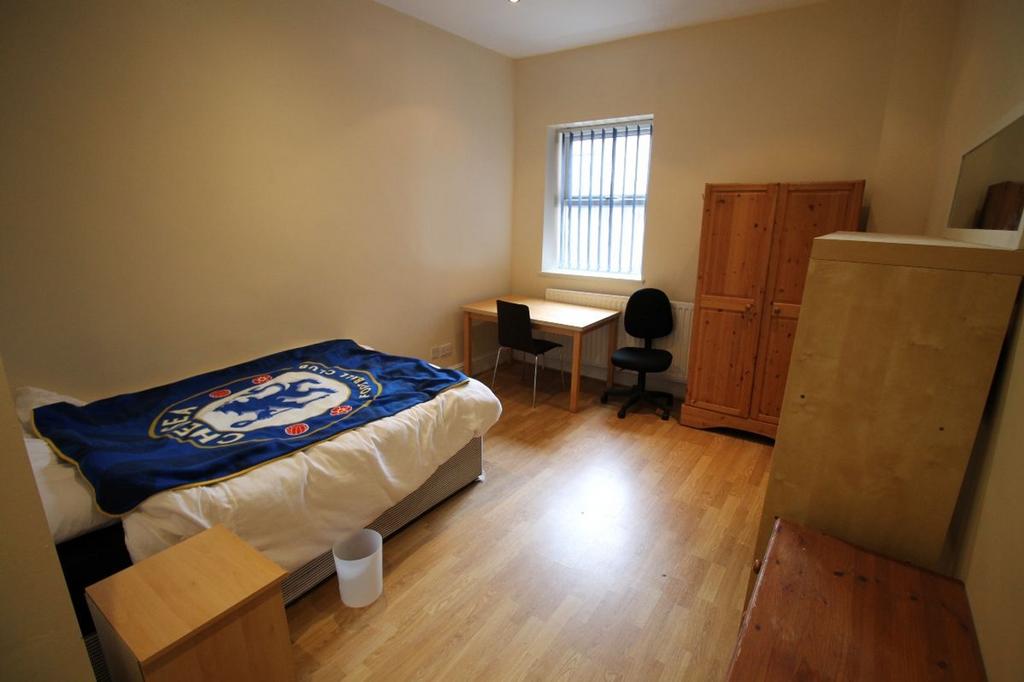 This inviting double bedroom features ample nat...