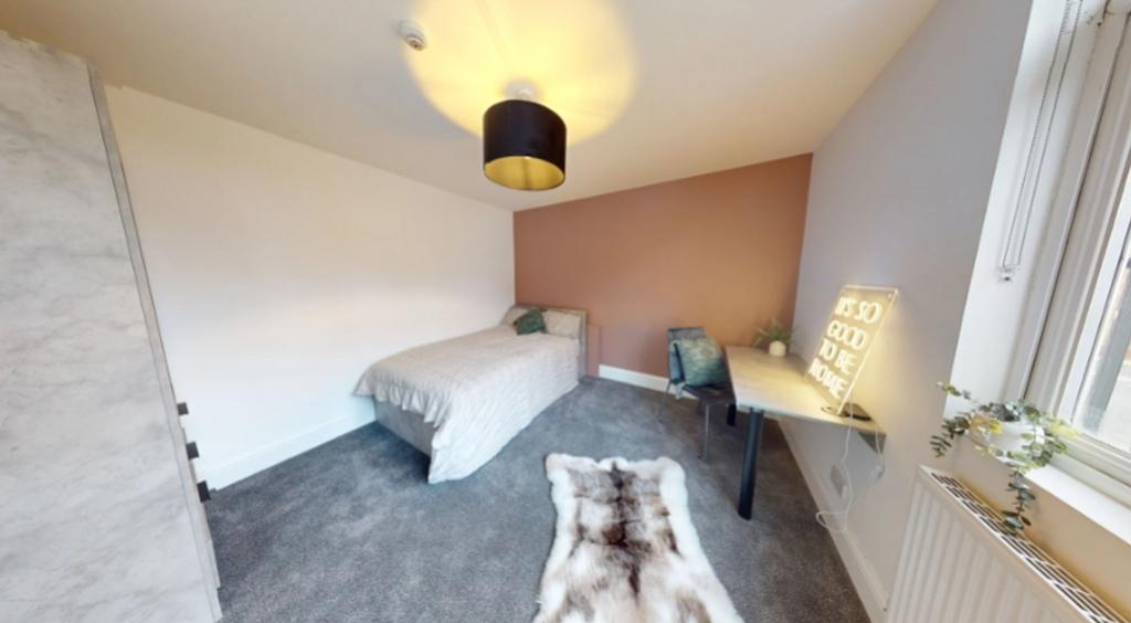 A cozy and inviting double bedroom featuring mo...