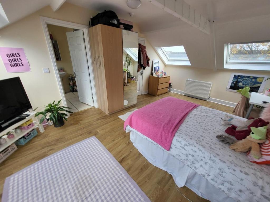 Bright and inviting double bedroom featuring am...