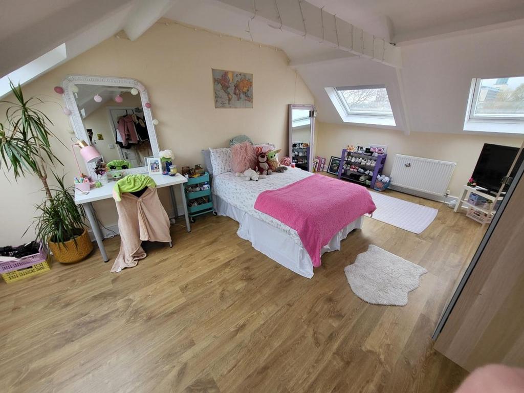 This charming double bedroom features ample nat...