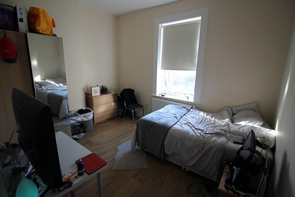 A cozy double bedroom featuring a comfortable b...