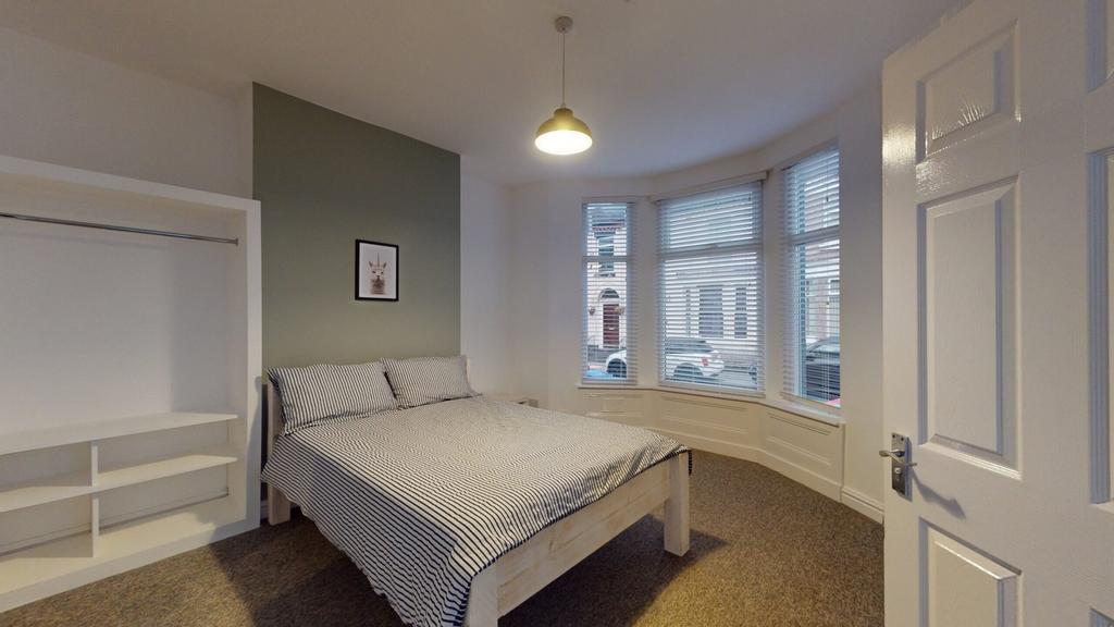 A spacious and well-lit large double bedroom fe...