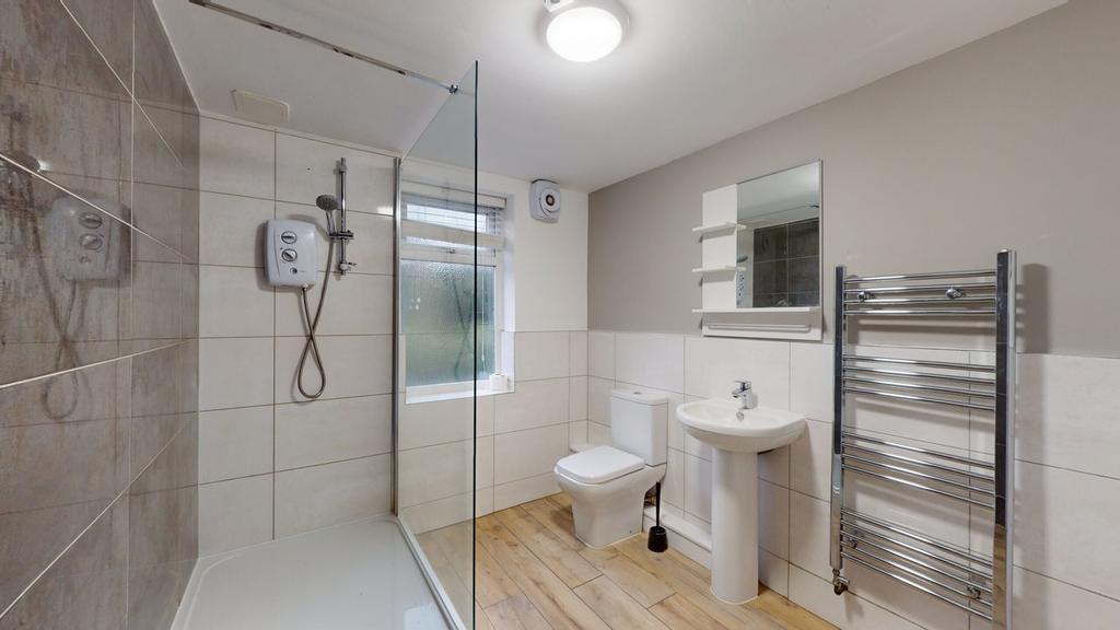 A modern and clean bathroom featuring a spaciou...