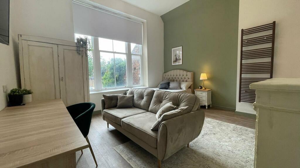A spacious and well-lit large double bedroom fe...
