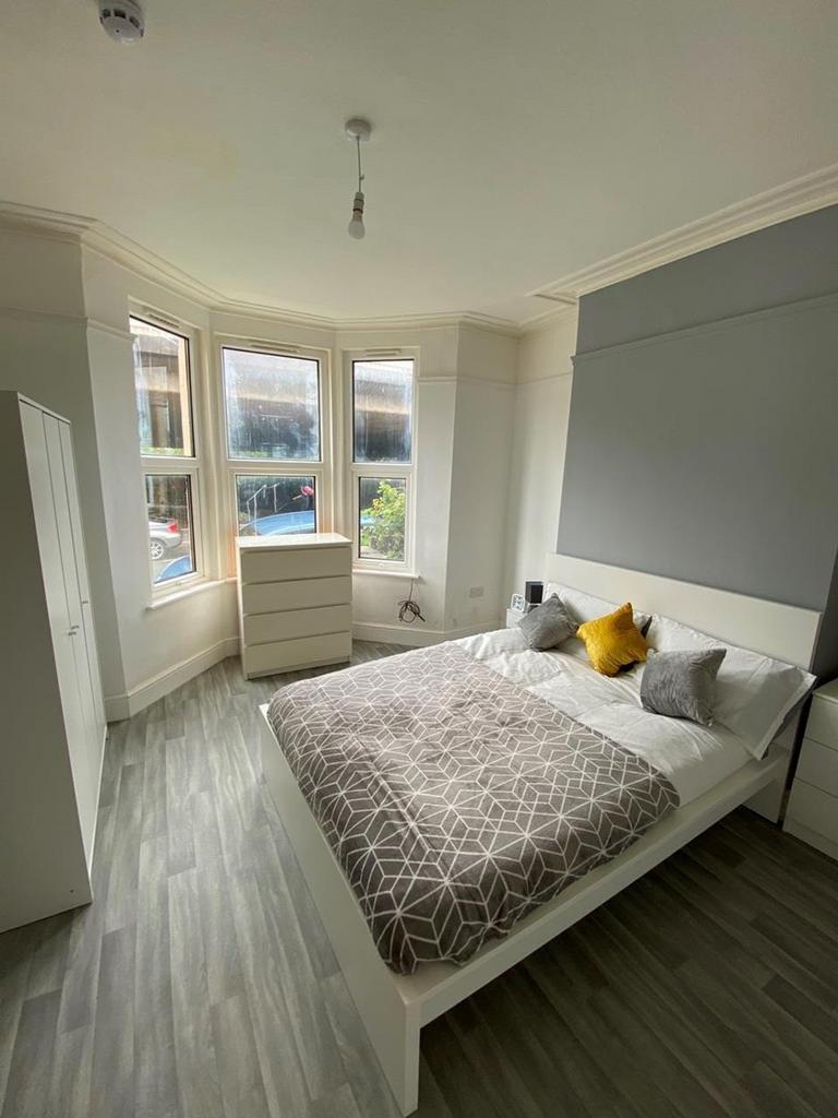 A spacious and bright large double bedroom with...