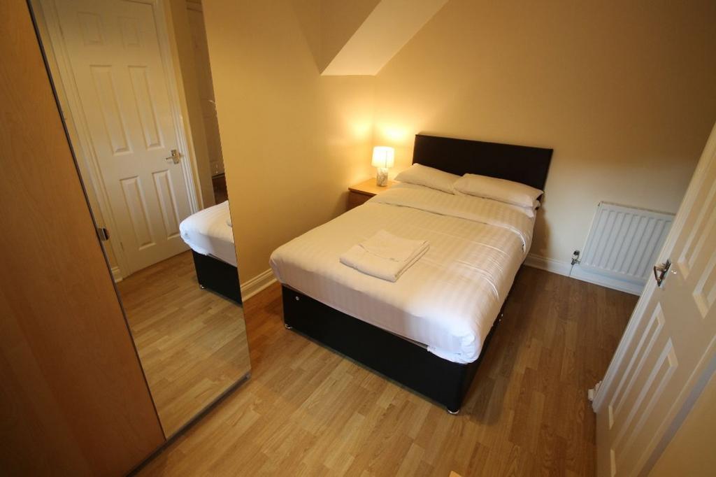 A cozy double bedroom featuring a comfortable b...