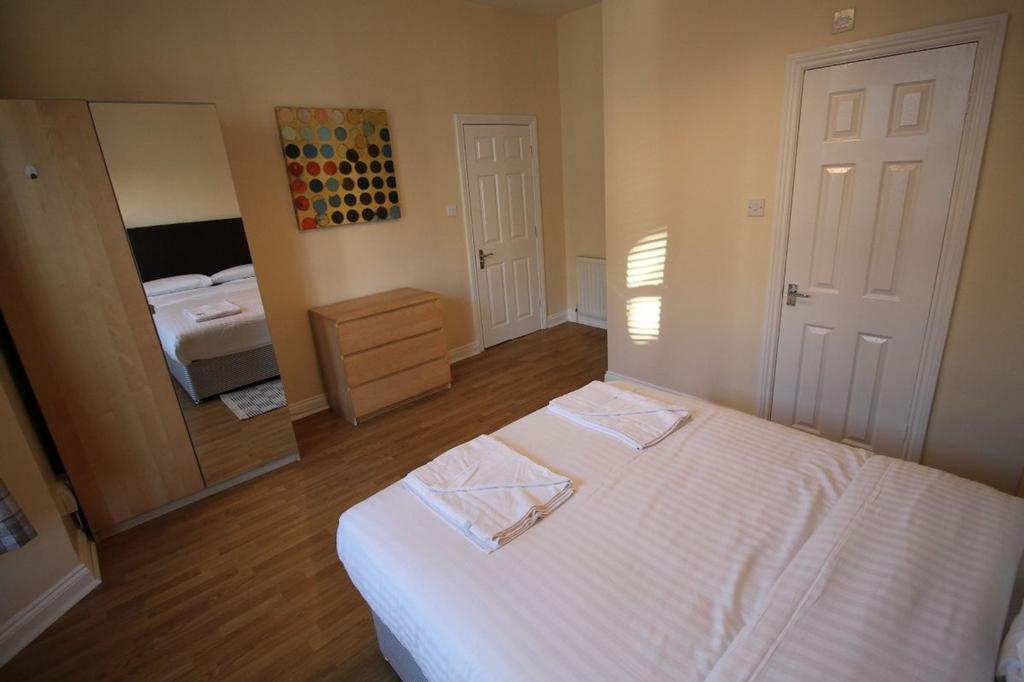 This inviting double bedroom features a spaciou...