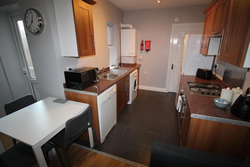 This well-equipped kitchen features modern appl...