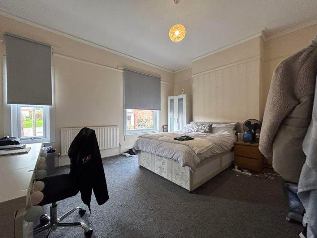 A spacious and bright large double bedroom, per...