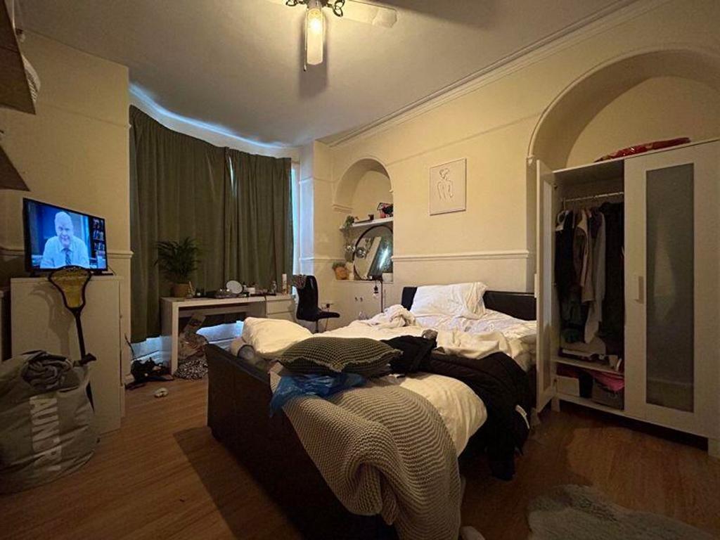 A cozy double bedroom featuring a comfortable b...