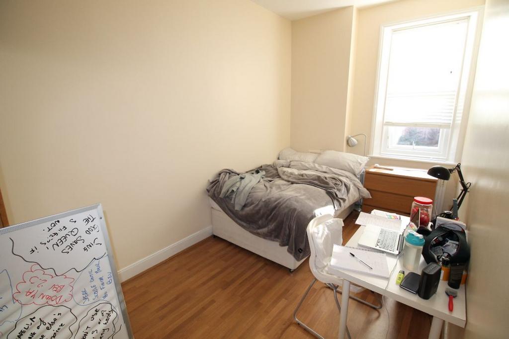 A cozy double bedroom featuring a comfortable b...