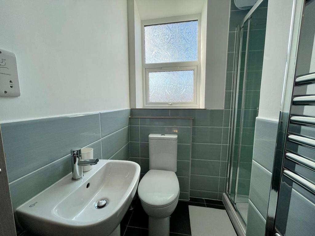 Bright and modern bathroom featuring a stylish ...
