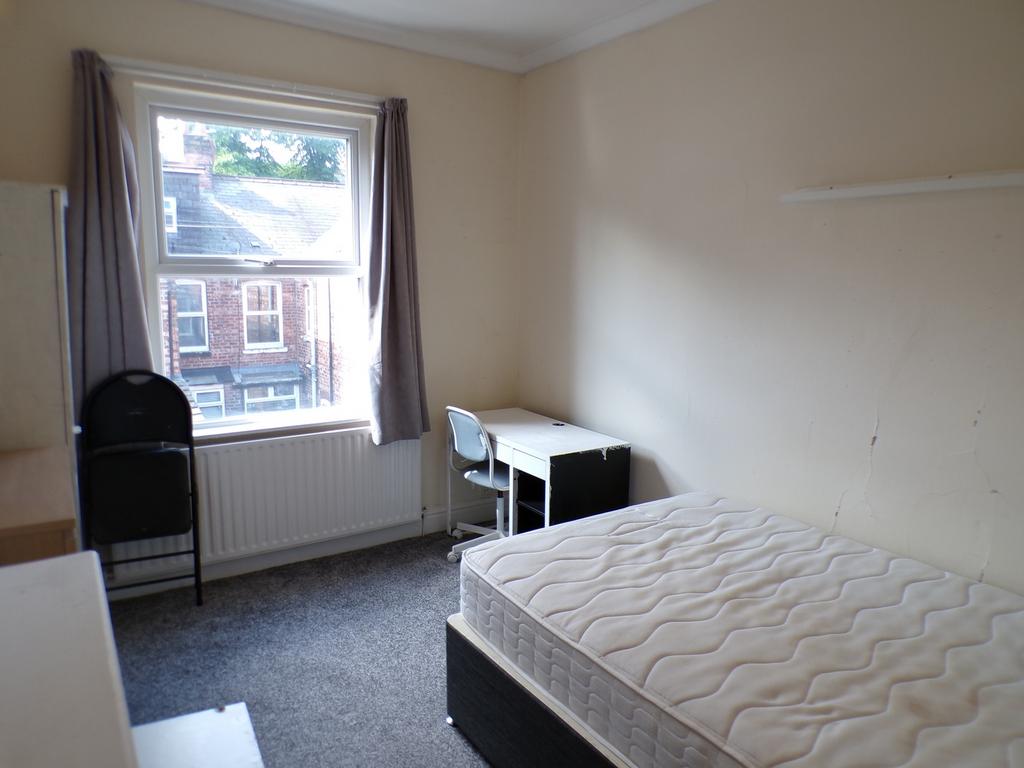 A bright and spacious double bedroom perfect fo...