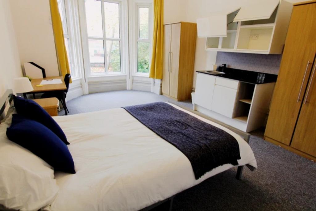 A spacious and bright large double bedroom feat...