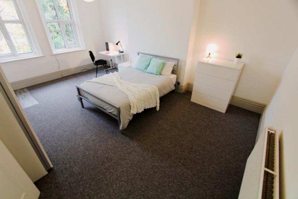 A spacious and bright large double bedroom, per...