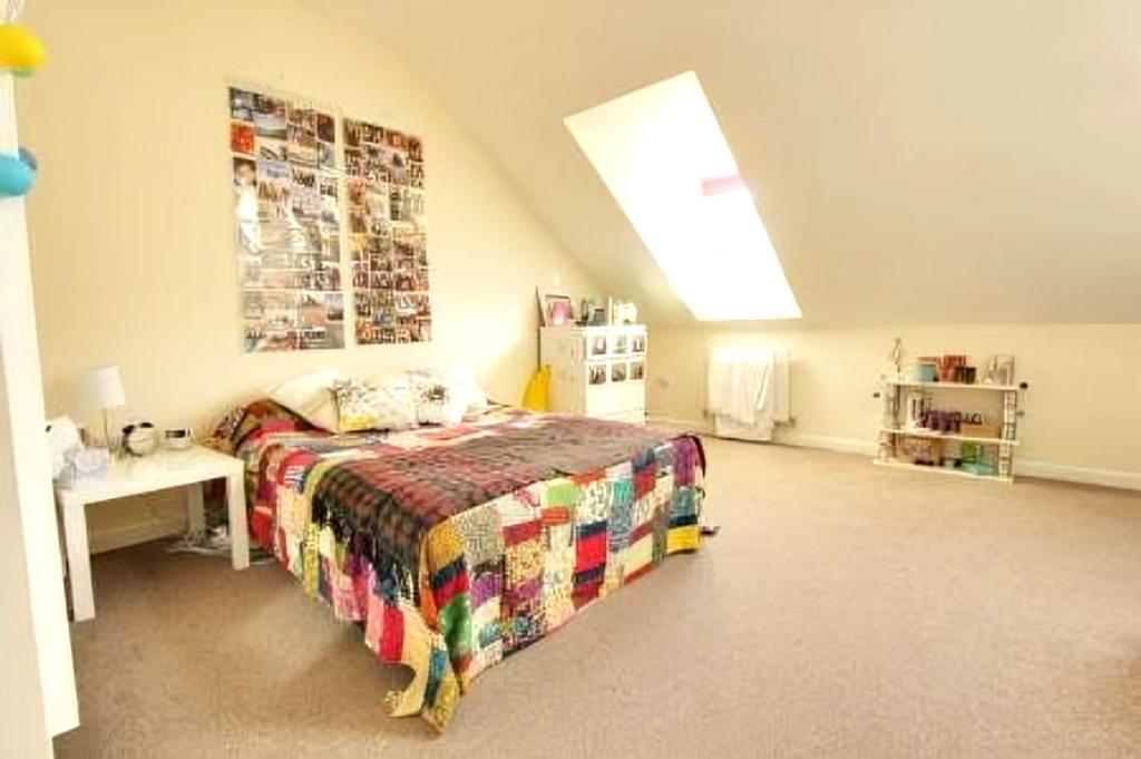 A spacious and bright large double bedroom feat...