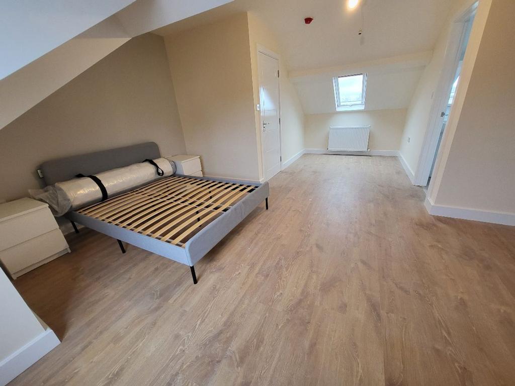 Bright and spacious double bedroom featuring am...