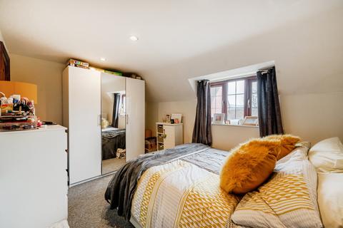 10 Chapman Way, Cheltenham, GL51 3NE