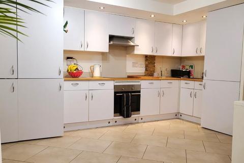 3 bedroom terraced house to rent, 2 Pearl Court, Woking GU21