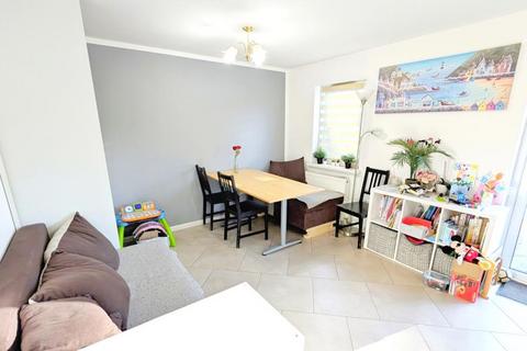 3 bedroom terraced house to rent, 2 Pearl Court, Woking GU21