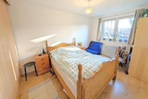 3 bedroom terraced house to rent, 2 Pearl Court, Woking GU21
