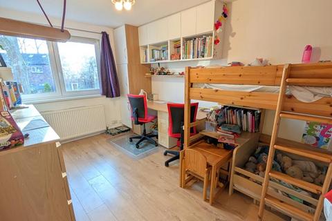 3 bedroom terraced house to rent, 2 Pearl Court, Woking GU21