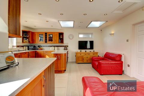 136 Kenpas Highway, Green Lane, Coventry, CV3 6PA