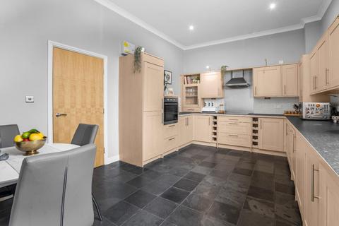 2 bedroom apartment for sale, Stoneleigh Court, Leeds