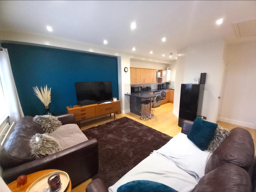 23 b lounge through to kitchen