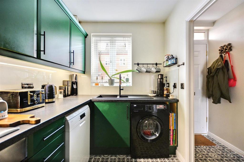 Kitchen 2.jpeg
