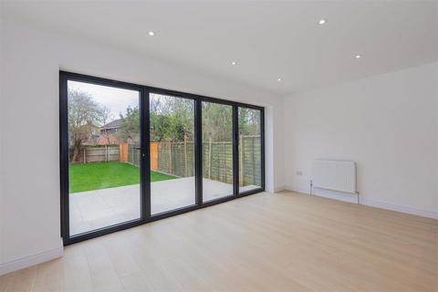 3 bedroom end of terrace house for sale, Elliman Avenue, Slough