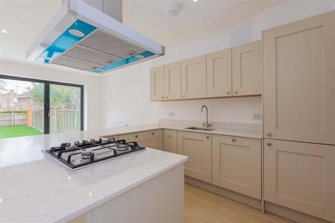 3 bedroom end of terrace house for sale, Elliman Avenue, Slough