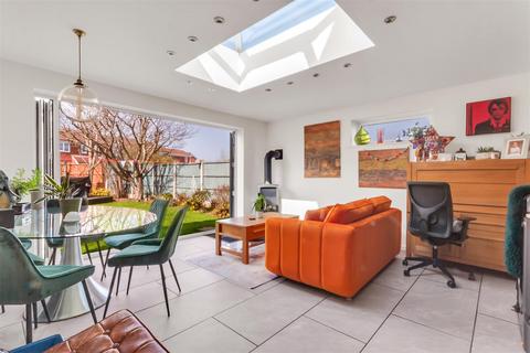 3 bedroom detached house for sale, Jasmine Walk, Evesham