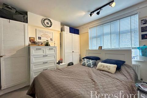 2 bedroom apartment for sale, Hornchurch Road, Hornchurch, RM11