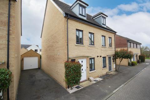 3 bedroom townhouse for sale, Dunnock Way, St. Ives