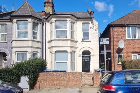 4 bedroom terraced house to rent, Chapter Road, Willesden NW2