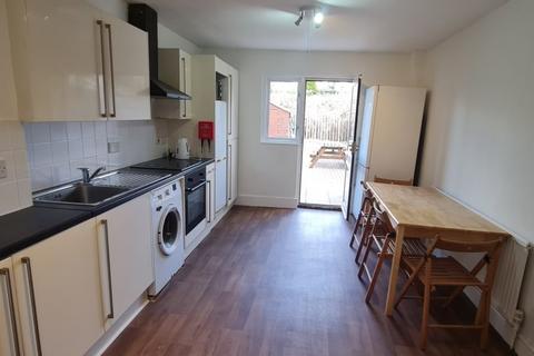4 bedroom terraced house to rent, Chapter Road, Willesden NW2