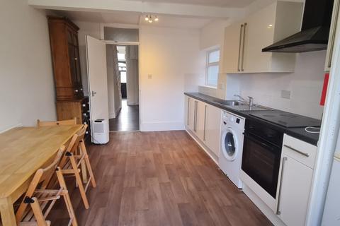 4 bedroom terraced house to rent, Chapter Road, Willesden NW2