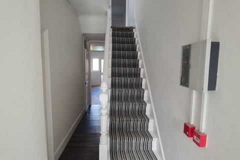 4 bedroom terraced house to rent, Chapter Road, Willesden NW2