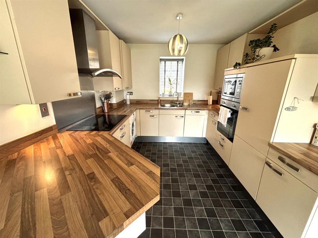 Kitchen 1.jpg
