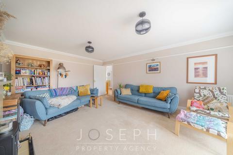 1 Mere Gardens, Rushmere St Andrew, Ipswich, IP4 5HU
