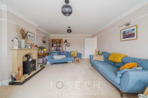 1 Mere Gardens, Rushmere St Andrew, Ipswich, IP4 5HU